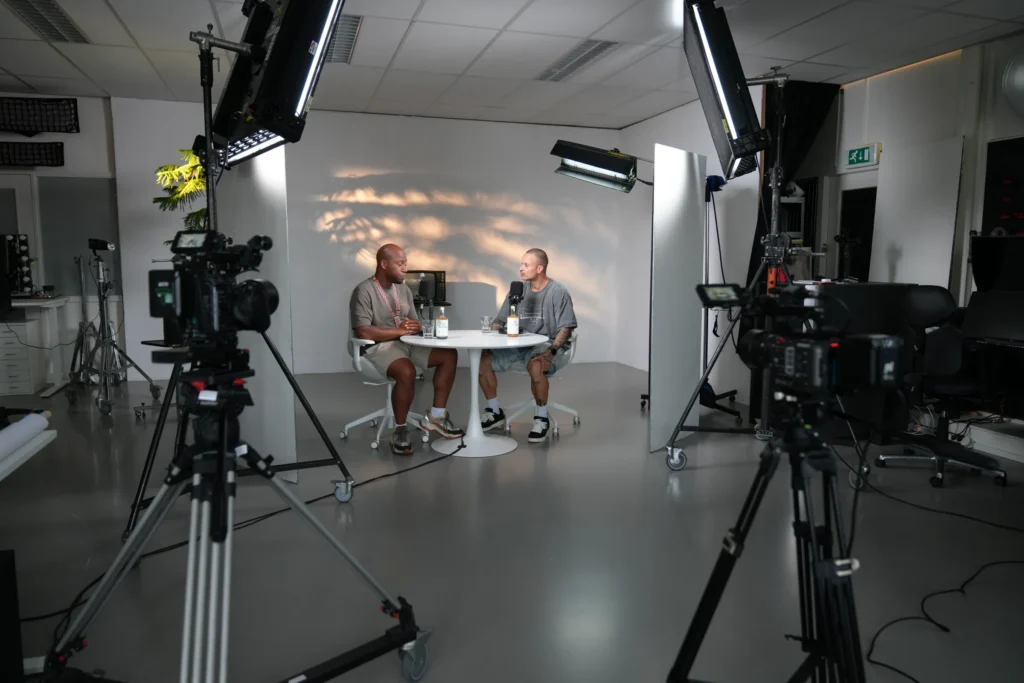 Behind the scenes: brede opname van de podcaststudio met camera's