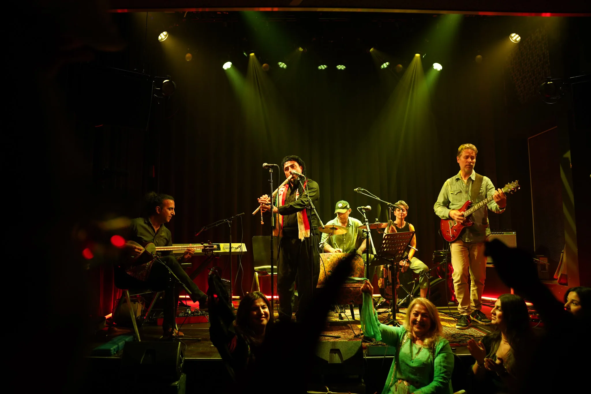 Band op het podium met dansend publiek